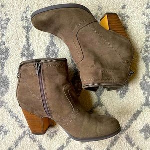 Lowered! 💥 Women’s Crown Vintage Taupe Booties